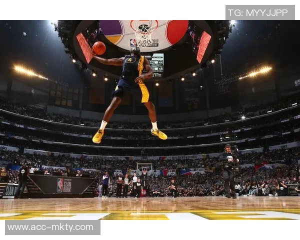 小南斯篮下强势扣篮展现霸主风范引爆全场激情时刻