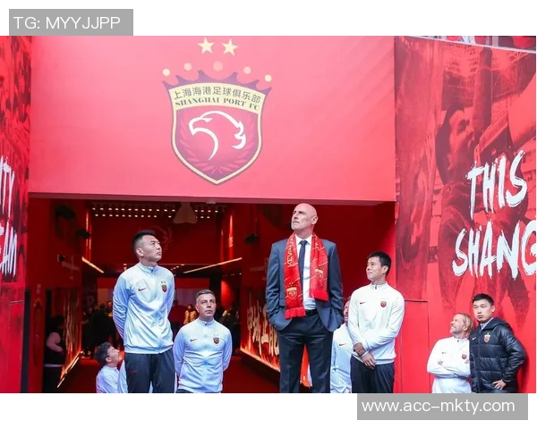 海港全队出征大连前上港集团高层亲临送上鼓励与支持